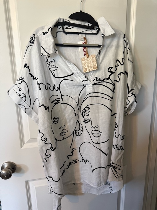 Christian Siriano Tops - Christian Siriano White Tunic Top with Black Line-Art Faces